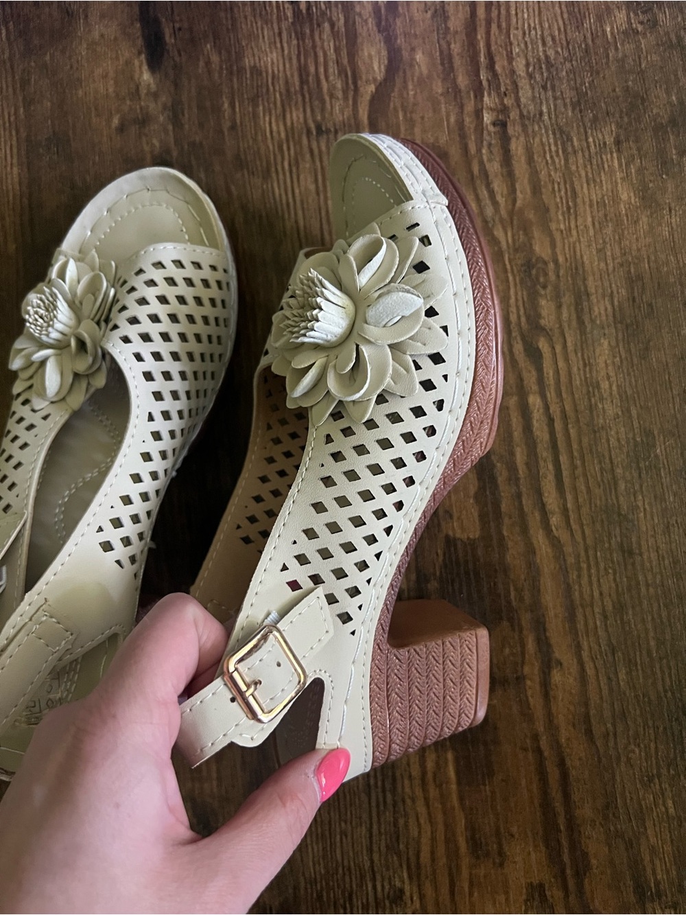 Women’s Cream Floral Cutout Slingback Sandals - Picture 2 of 3